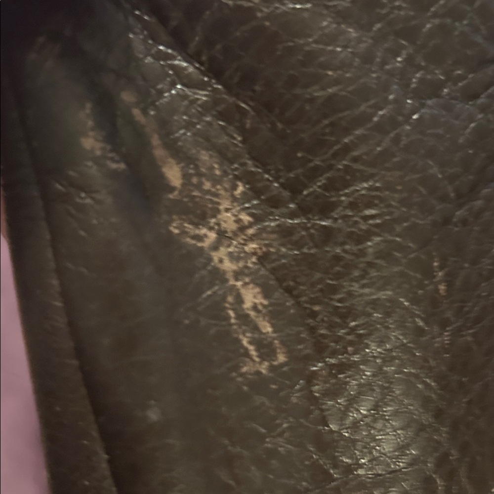 Elegant Black Leather Shoulder Bag - Picture 8 of 10
